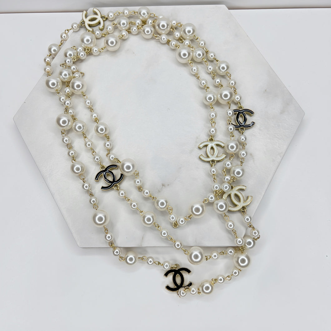 Black & White Enamel Detail Pearl Necklace