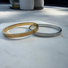 Load image into Gallery viewer, New Style Rivet Cuff