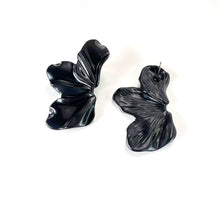 Load image into Gallery viewer, Matte Black Petal Earrings