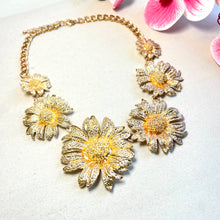 Load image into Gallery viewer, Gold Flower Necklace