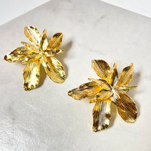 Load image into Gallery viewer, Gold Petal Earrings