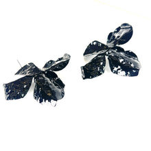 Load image into Gallery viewer, Shiny Black Petal Earrings