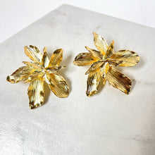 Load image into Gallery viewer, Gold Petal Necklace
