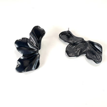 Load image into Gallery viewer, Matte Black Petal Earrings