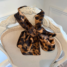 Load image into Gallery viewer, Skinny Leopard Print Scarf