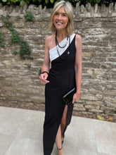 Load image into Gallery viewer, Black Necklace with Diamanté Detail